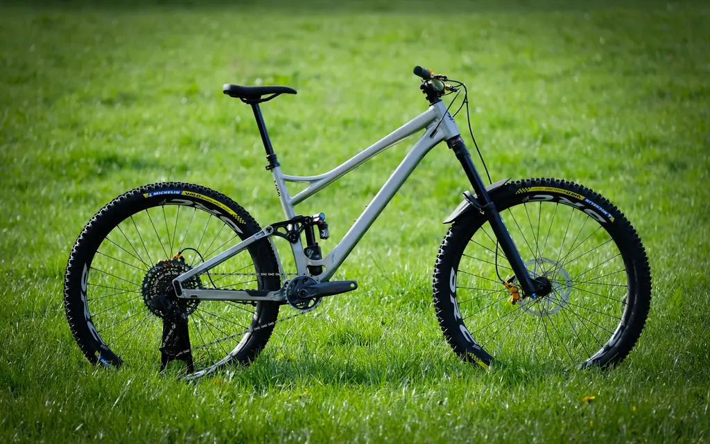 Vélo tout-suspendu monté à l'atelier NINI Adventure