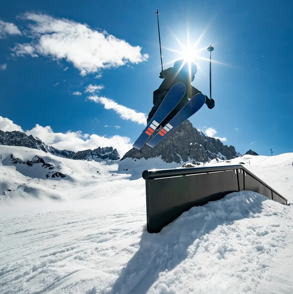 Skieur en saut sur un kicker, skis Candide