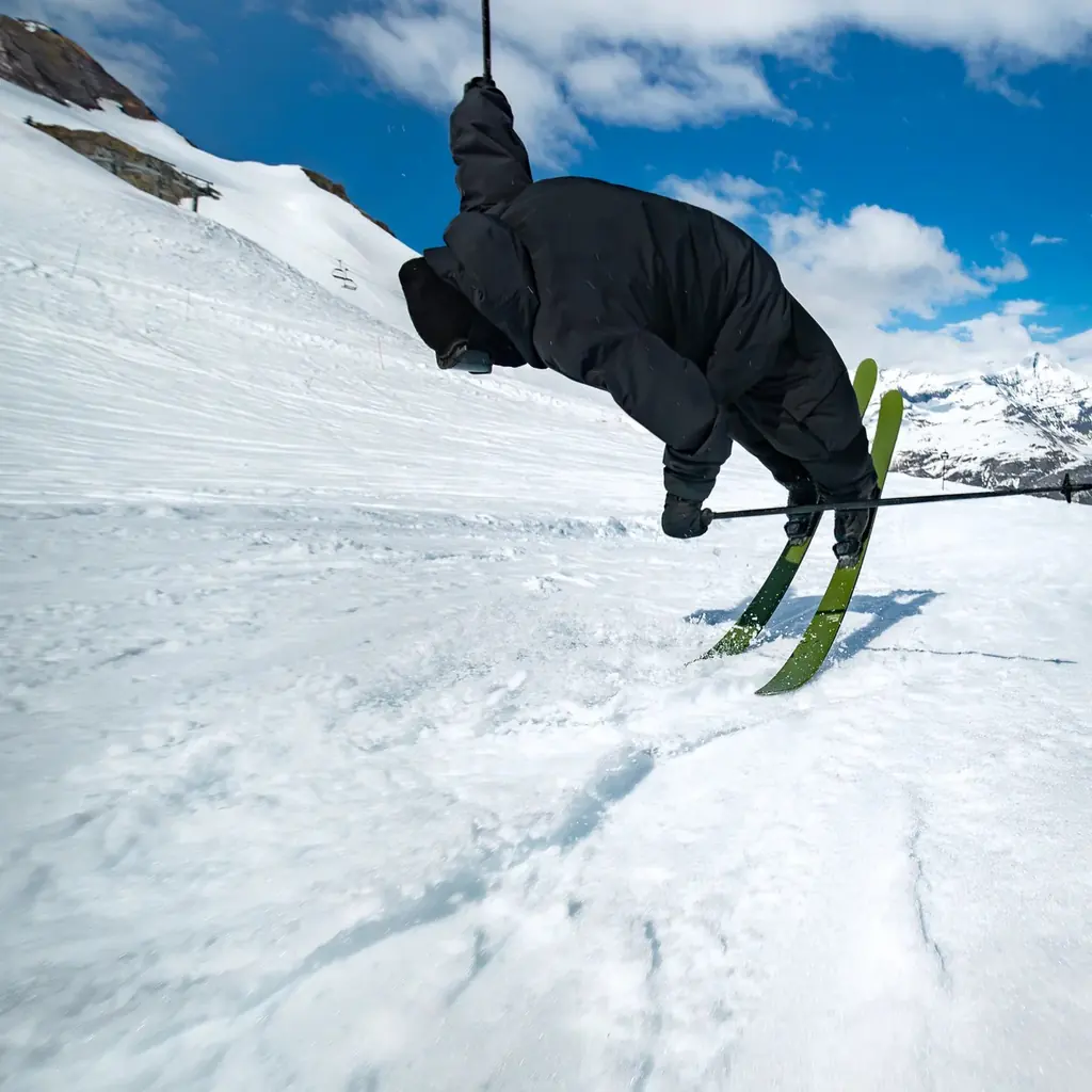 Skieur sur une pente raide, matériel monté par NINI Adventure