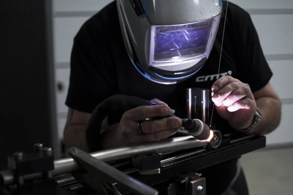 Soudure TIG d'un tube en titane à l'atelier CMT